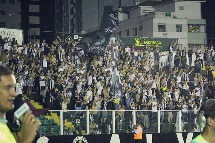 Pravá brazílska divočina: hráč kopol fanúšika do hlavy